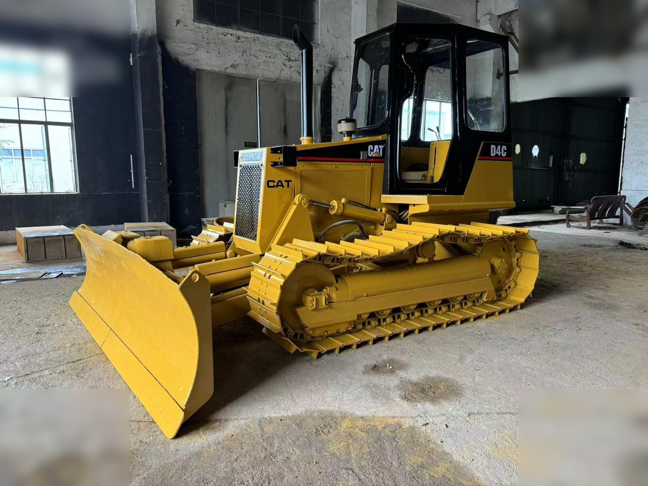 CATERPILLAR D4C - Buldôzer: foto 1 CATERPILLAR D4C - Buldôzer: foto 1