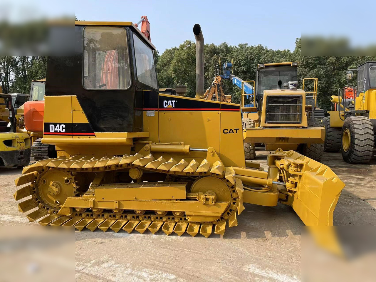CATERPILLAR D4C - Buldôzer: foto 3 CATERPILLAR D4C - Buldôzer: foto 3
