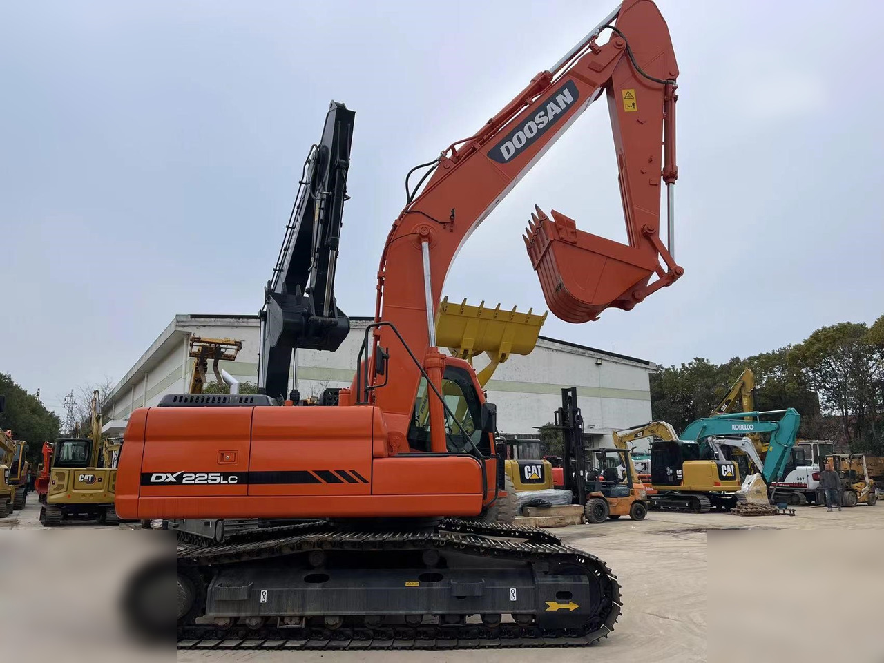 DOOSAN DX225 LC - Escavadora de rastos: foto 1 DOOSAN DX225 LC - Escavadora de rastos: foto 1
