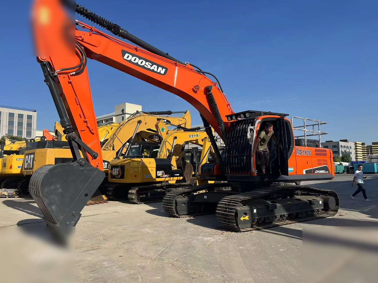 DOOSAN DX260 LC - Escavadora de rastos: foto 1 DOOSAN DX260 LC - Escavadora de rastos: foto 1