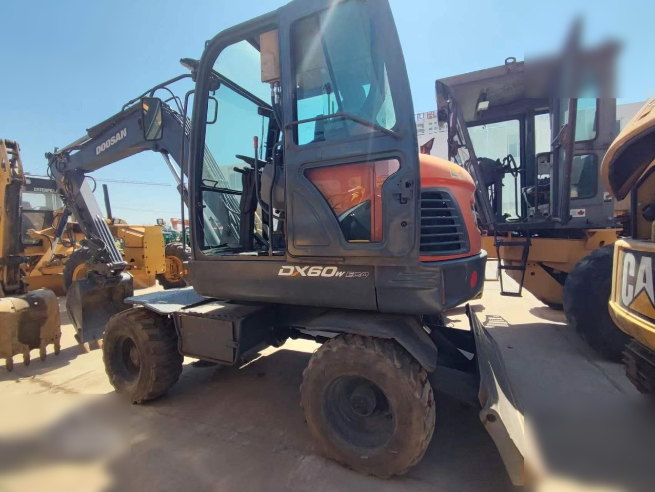 DOOSAN DX60W ECO - Escavadeira de rodas: foto 1 DOOSAN DX60W ECO - Escavadeira de rodas: foto 1
