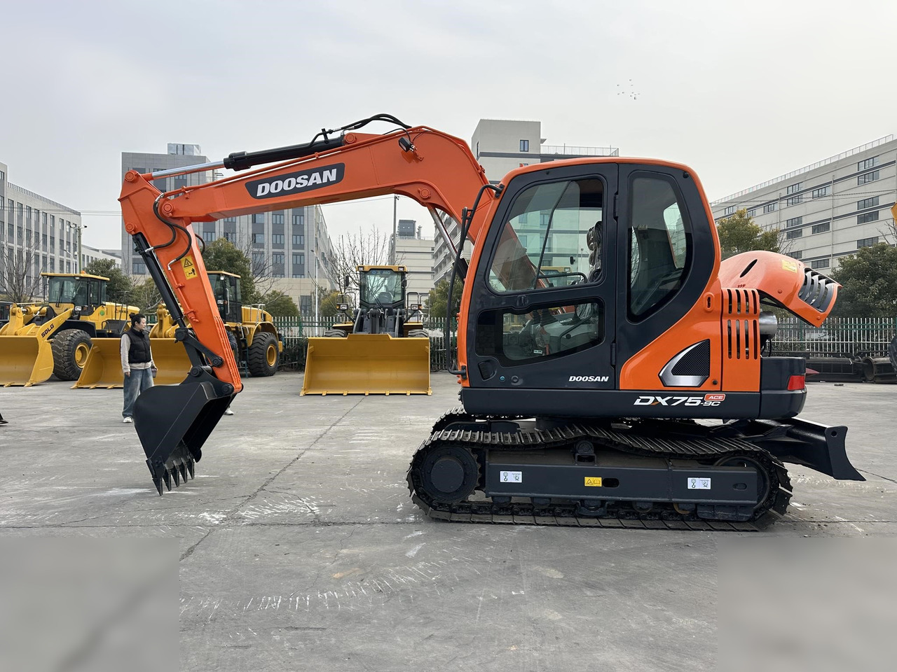 DOOSAN DX75-9CN - Escavadora de rastos: foto 1 DOOSAN DX75-9CN - Escavadora de rastos: foto 1