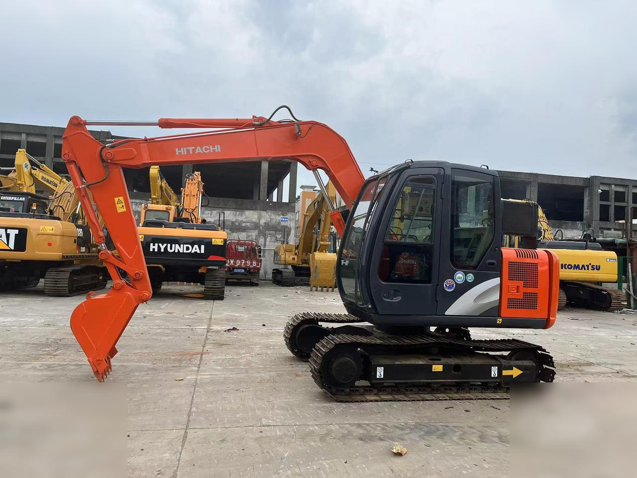 HITACHI ZX60 - Escavadora de rastos: foto 1 HITACHI ZX60 - Escavadora de rastos: foto 1