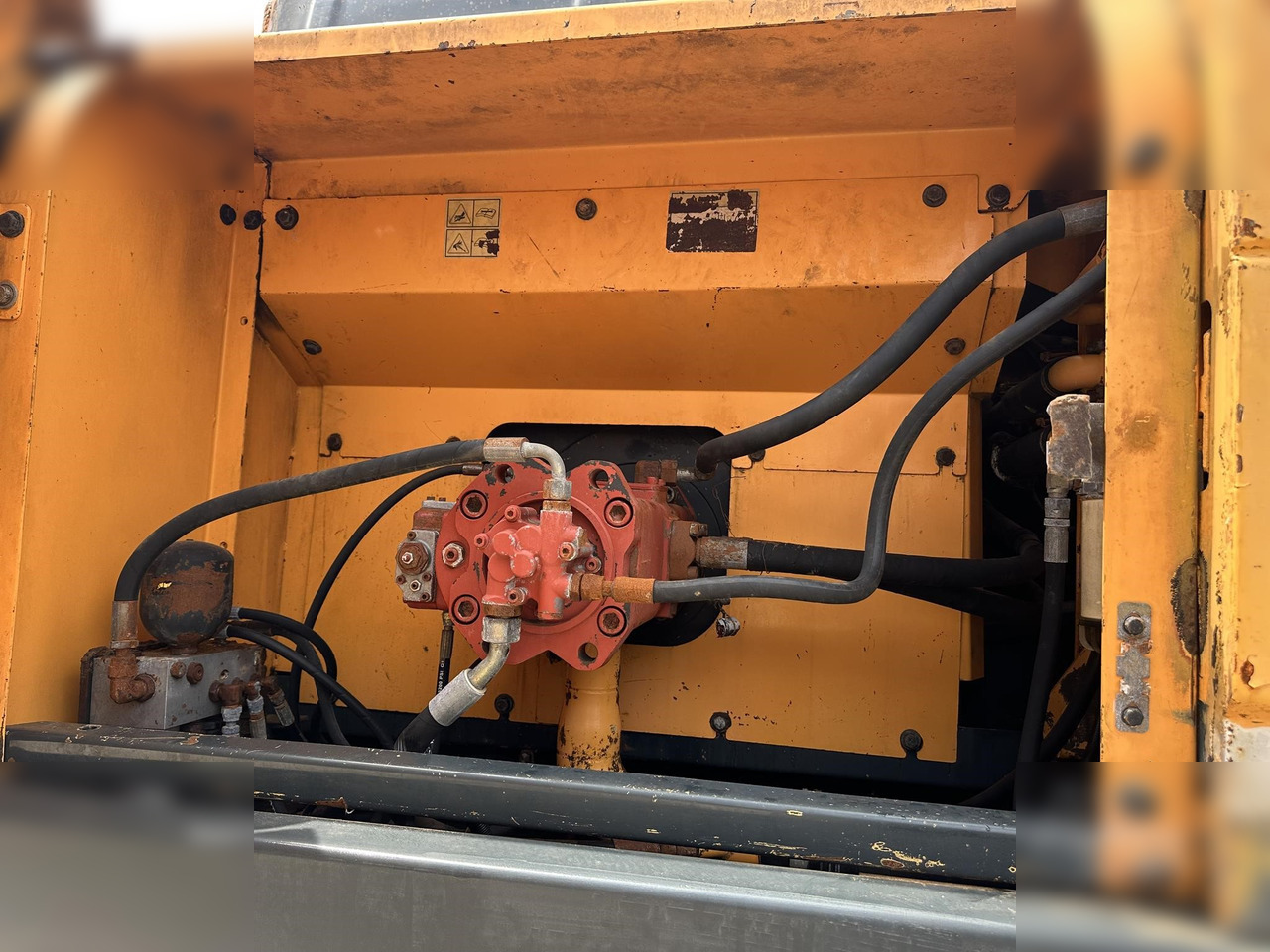 HYUNDAI ROBEX 305 LC-9T - Escavadora de rastos: foto 5 HYUNDAI ROBEX 305 LC-9T - Escavadora de rastos: foto 5