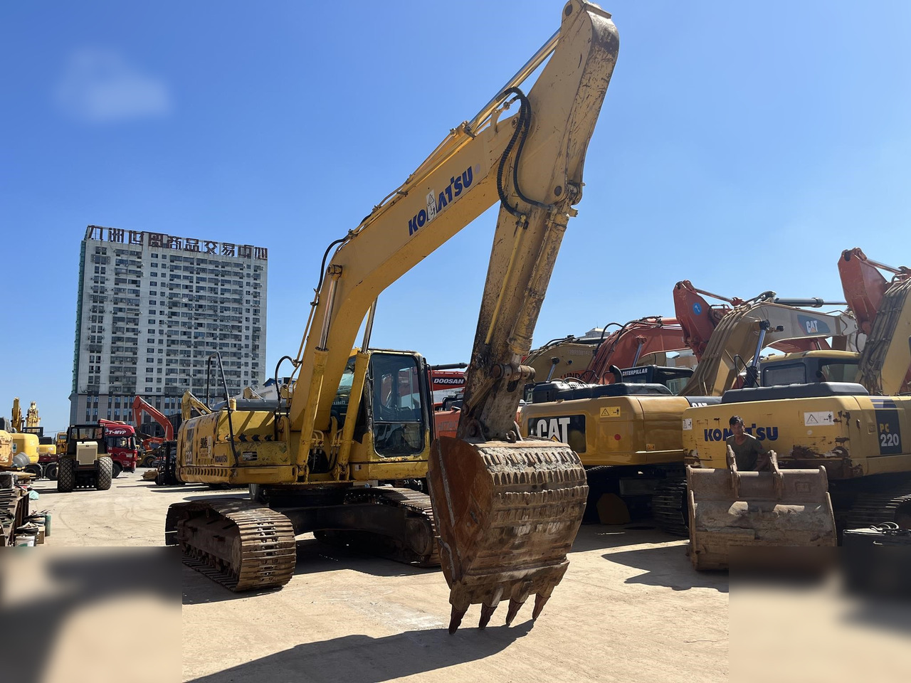 KOMATSU PC220-7 - Escavadora de rastos: foto 1 KOMATSU PC220-7 - Escavadora de rastos: foto 1