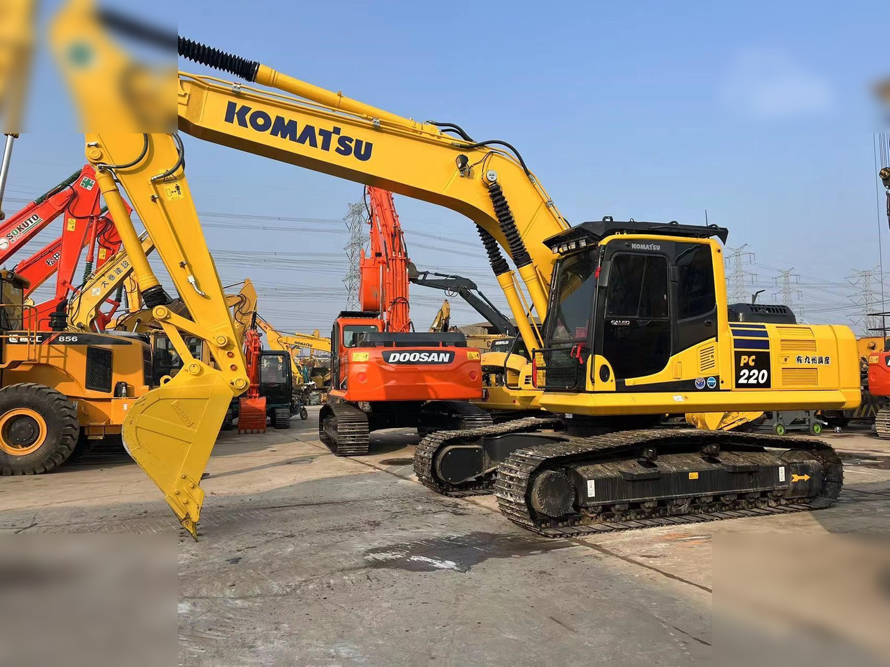 KOMATSU PC220-8M0 - Escavadora de rastos: foto 1 KOMATSU PC220-8M0 - Escavadora de rastos: foto 1