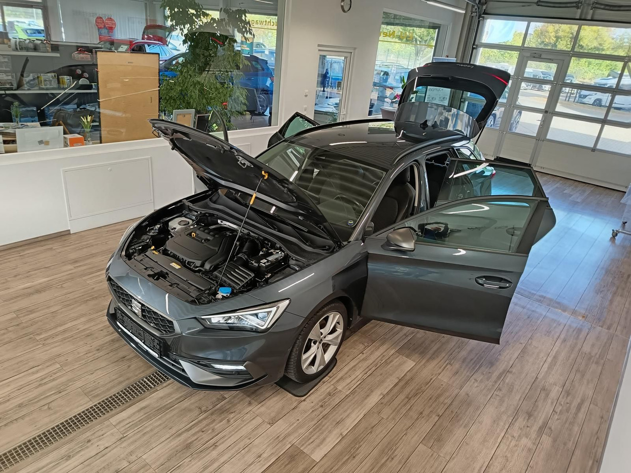 Seat Leon Sportstourer 1,5TSI FR*NAVI*LED*SOUND*R-KAM - Carrinha: foto 2 Seat Leon Sportstourer 1,5TSI FR*NAVI*LED*SOUND*R-KAM - Carrinha: foto 2