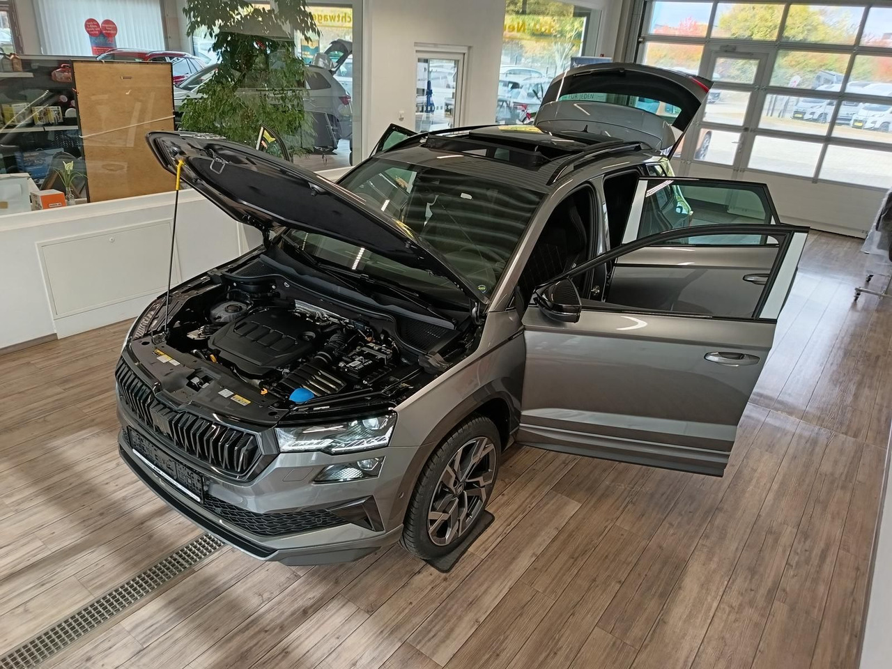 Skoda Karoq Sportline 2,0 TDI 4x4*AHK*PSD*STD.HZG*DCC* - SUV: foto 2 Skoda Karoq Sportline 2,0 TDI 4x4*AHK*PSD*STD.HZG*DCC* - SUV: foto 2