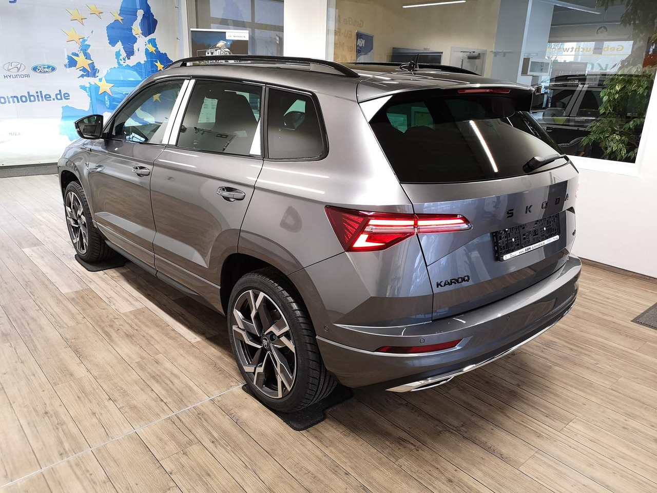 Skoda Karoq Sportline 2,0TDI DSG 4x4*PSD*AHK*360°*NAVI - SUV: foto 4 Skoda Karoq Sportline 2,0TDI DSG 4x4*PSD*AHK*360°*NAVI - SUV: foto 4