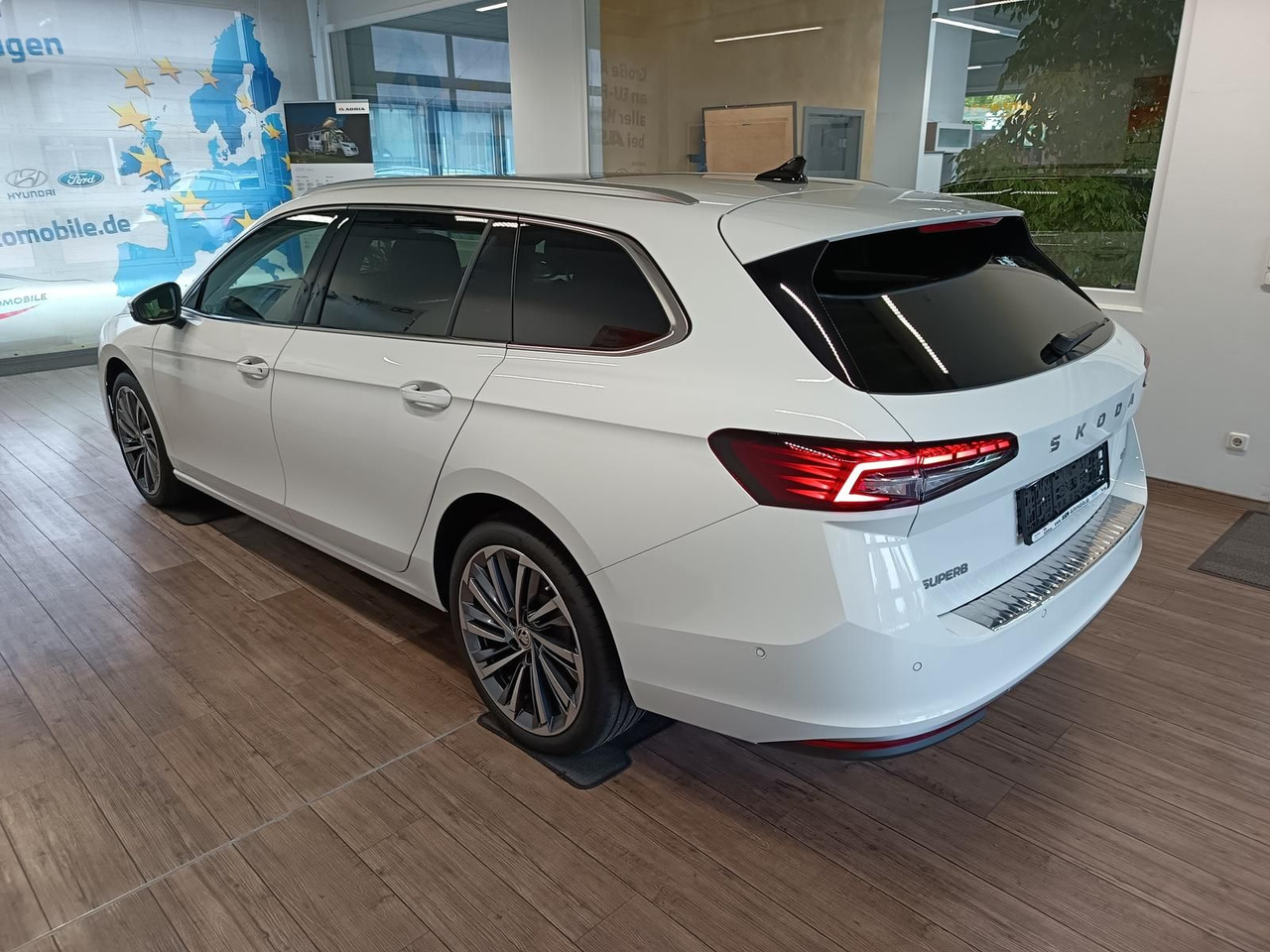 Skoda Superb Combi L&K 2,0TDI 4x4*PSD*STD.HZG*360°*HUD - Carrinha: foto 4 Skoda Superb Combi L&K 2,0TDI 4x4*PSD*STD.HZG*360°*HUD - Carrinha: foto 4