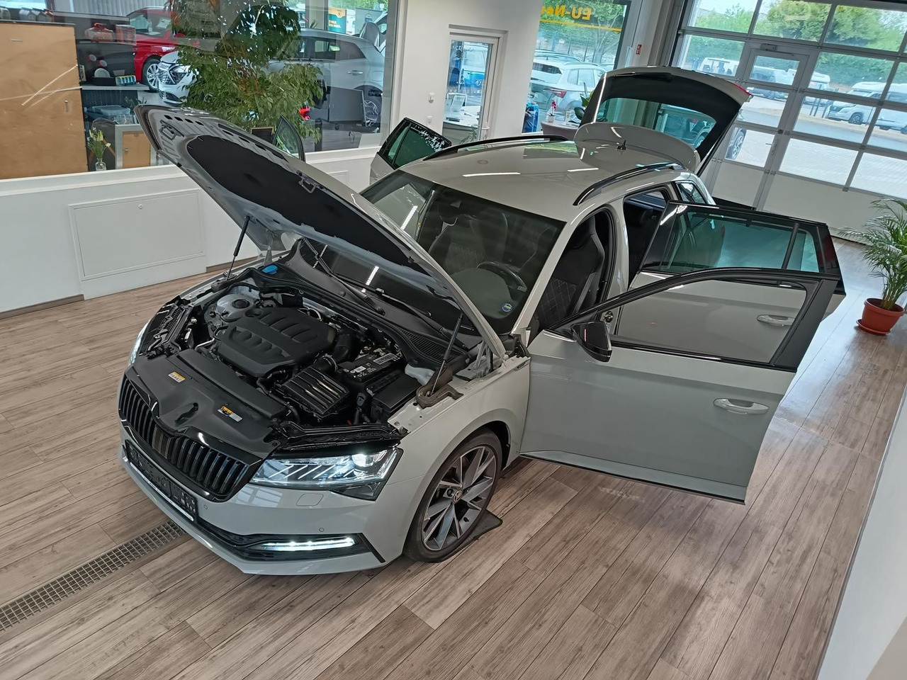 Skoda Superb Combi Sportline 2.0TSI DSG4x4*AHK*DCC*ACC - Automóvel: foto 2 Skoda Superb Combi Sportline 2.0TSI DSG4x4*AHK*DCC*ACC - Automóvel: foto 2