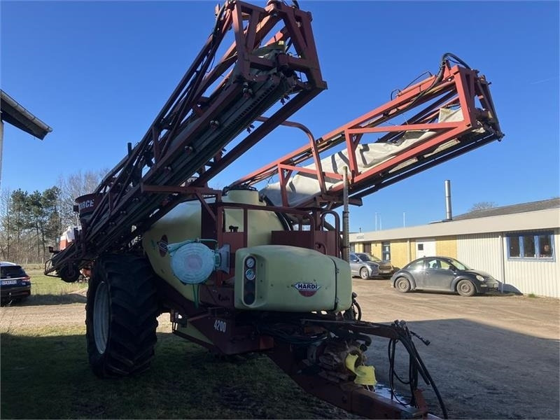 Hardi COMMANDER 4200 TWIN 28 m - Pulverizador de arrastar: foto 1 Hardi COMMANDER 4200 TWIN 28 m - Pulverizador de arrastar: foto 1