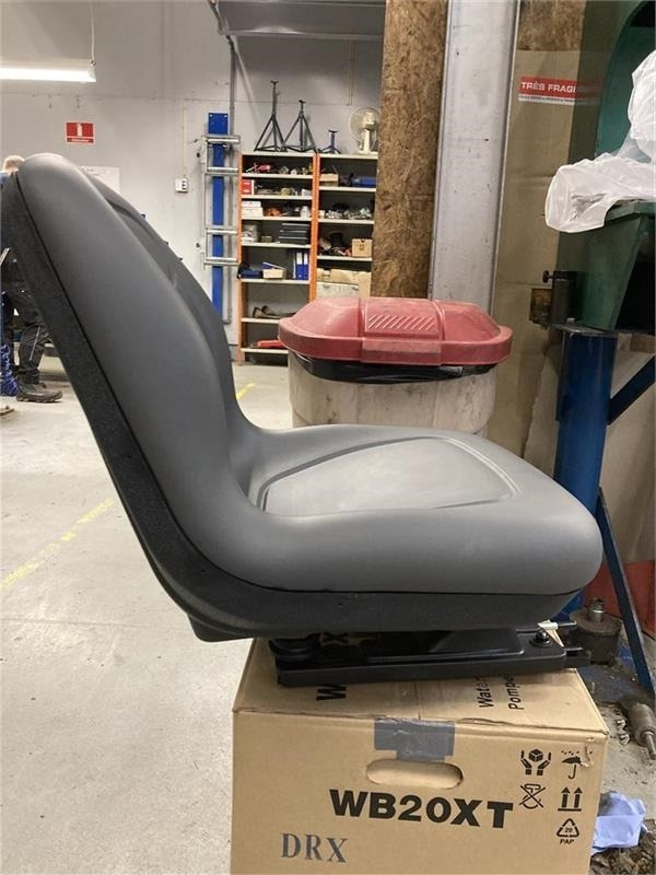 Husqvarna P524X Efi Sæde - Fabriksnyt 591352601 - Banco para Máquina agrícola: foto 2 Husqvarna P524X Efi Sæde - Fabriksnyt 591352601 - Banco para Máquina agrícola: foto 2