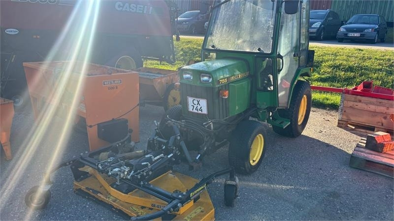 John Deere 755 Kompakt traktor  - Trator municipal: foto 1 John Deere 755 Kompakt traktor  - Trator municipal: foto 1