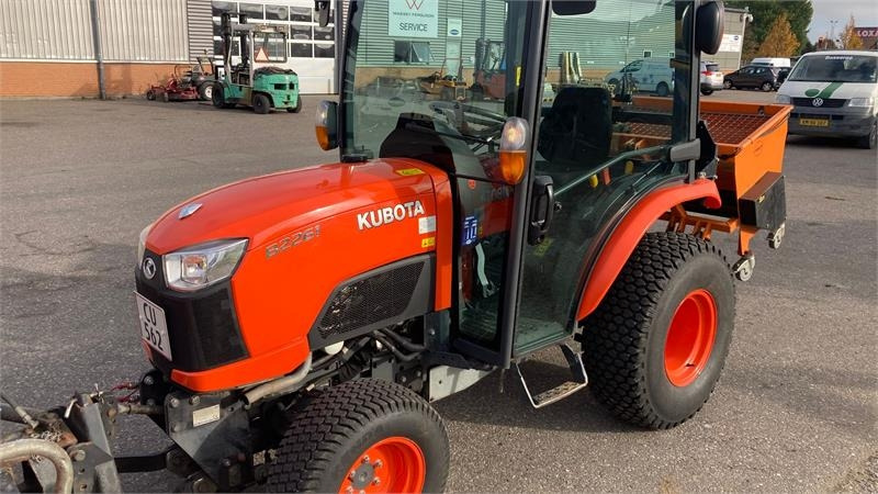 Kubota B2261 med 120 cm kost og udlægger  - Trator municipal: foto 3 Kubota B2261 med 120 cm kost og udlægger  - Trator municipal: foto 3