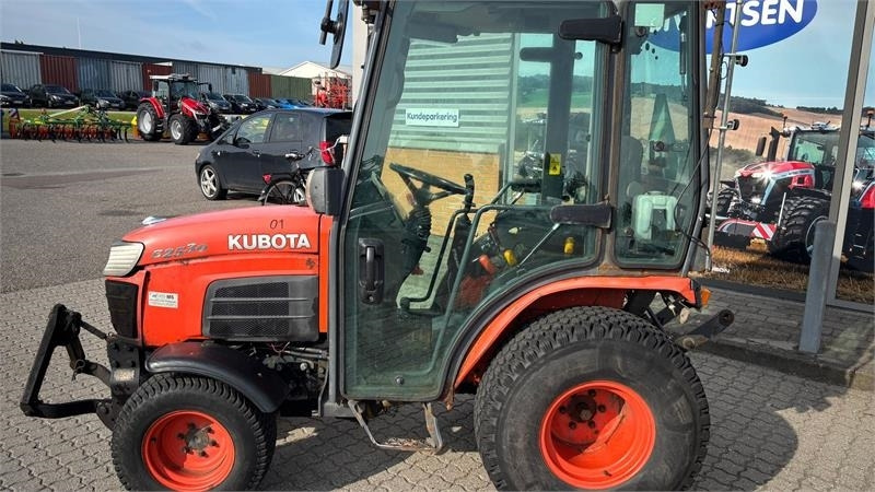 Kubota B2530 HST B2530 - Trator municipal: foto 3 Kubota B2530 HST B2530 - Trator municipal: foto 3
