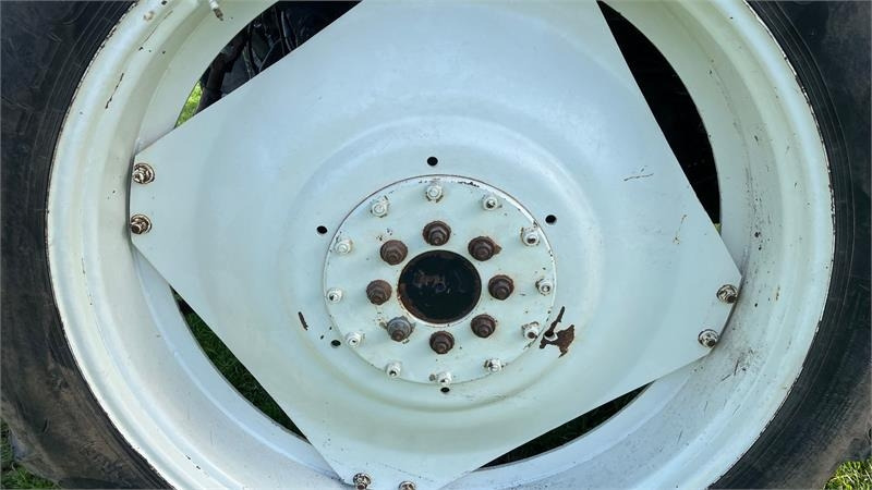 Taurus 270/95R32 - 300/95R46 - Pneu para Máquina agrícola: foto 2 Taurus 270/95R32 - 300/95R46 - Pneu para Máquina agrícola: foto 2