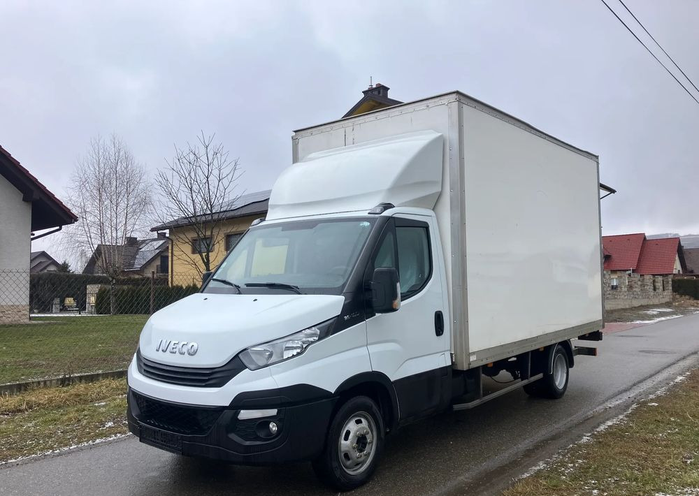 Iveco DAILY 35C16 kontener kurierka winda - Carrinha de contentor: foto 1 Iveco DAILY 35C16 kontener kurierka winda - Carrinha de contentor: foto 1