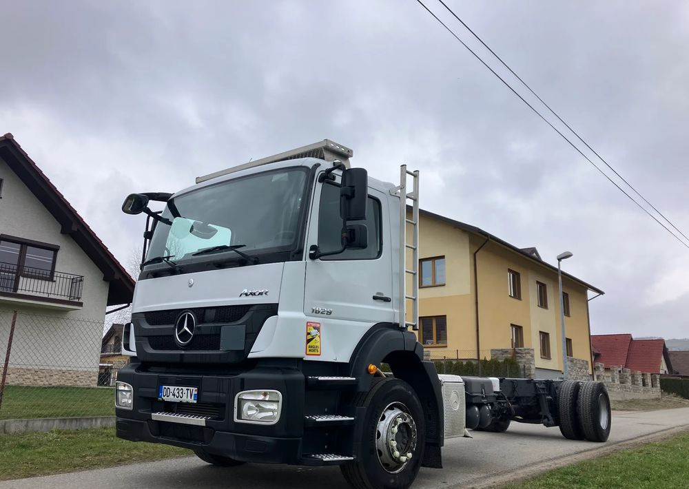 Mercedes-Benz Mercedes Axor 1829 Rama do zabudowy kiper beczka hakowiec laweta - Camião chassi: foto 2 Mercedes-Benz Mercedes Axor 1829 Rama do zabudowy kiper beczka hakowiec laweta - Camião chassi: foto 2