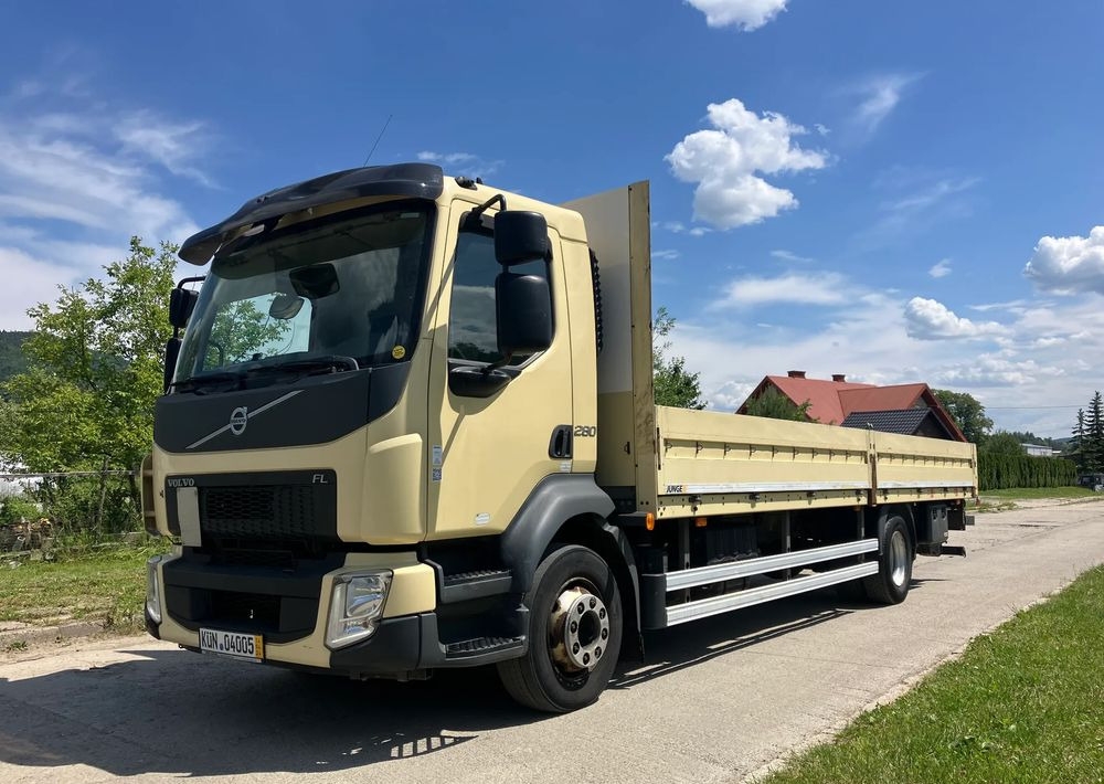 Volvo FL 280 skrzynia burtówka laweta - Camião de caixa aberta/ Plataforma: foto 1 Volvo FL 280 skrzynia burtówka laweta - Camião de caixa aberta/ Plataforma: foto 1
