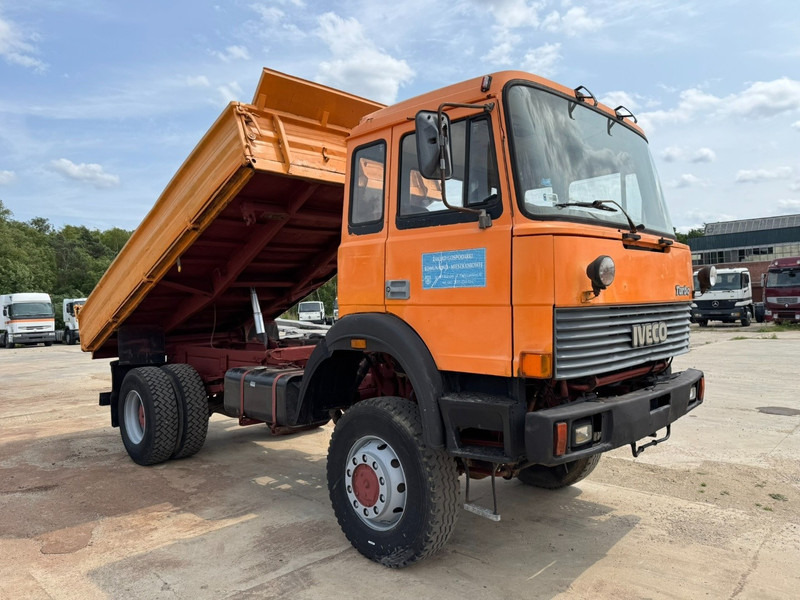 Iveco Magirus 170 - 23 (4X4 / GRAND PONT / LAMES / POMPE MANUELLE) - Camião basculante: foto 3 Iveco Magirus 170 - 23 (4X4 / GRAND PONT / LAMES / POMPE MANUELLE) - Camião basculante: foto 3