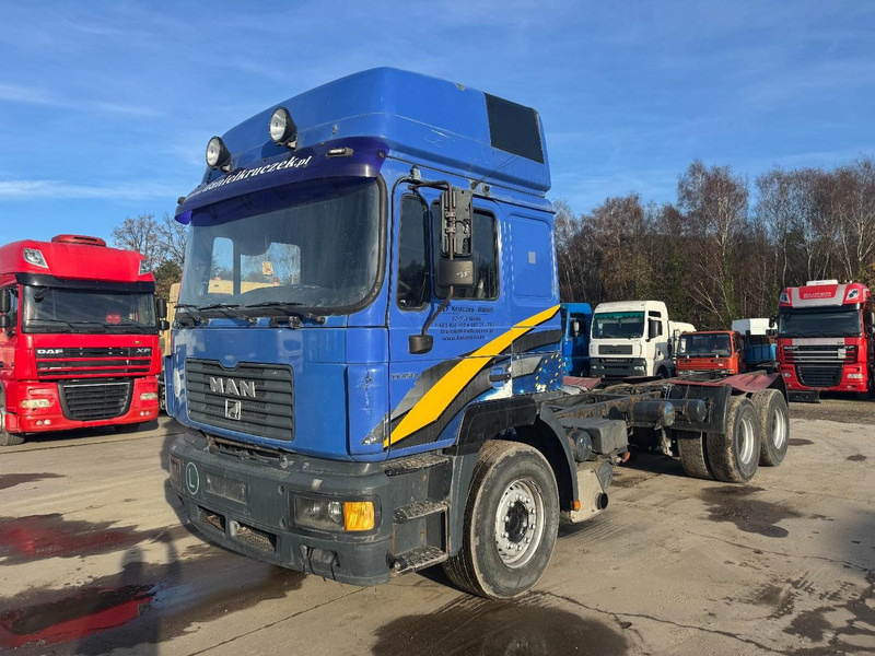 MAN 26.410 (BIG AXLE / 10 TIRES / 6X4 / 6 CYLINDER / MANUAL GEARBOX) - Camião chassi: foto 1 MAN 26.410 (BIG AXLE / 10 TIRES / 6X4 / 6 CYLINDER / MANUAL GEARBOX) - Camião chassi: foto 1