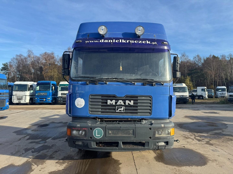 MAN 26.410 (BIG AXLE / 10 TIRES / 6X4 / 6 CYLINDER / MANUAL GEARBOX) - Camião chassi: foto 2 MAN 26.410 (BIG AXLE / 10 TIRES / 6X4 / 6 CYLINDER / MANUAL GEARBOX) - Camião chassi: foto 2