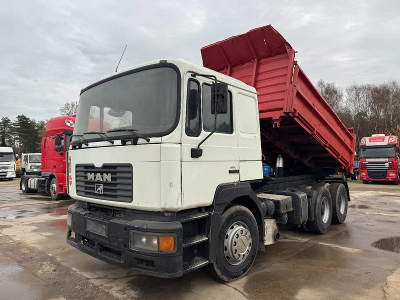 MAN 33.414 (BIG AXLE / STEEL SUSPENSION / 6 CYLINDER / MANUAL GEARBOX) - Camião basculante: foto 1 MAN 33.414 (BIG AXLE / STEEL SUSPENSION / 6 CYLINDER / MANUAL GEARBOX) - Camião basculante: foto 1