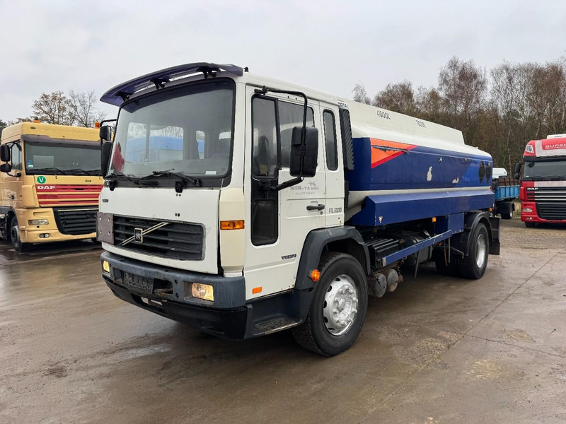 Volvo FL 6 - 220 (11000 L / 2 COMPARTMENTS / 18 TON / MANUAL GEARBOX / PERFECT) - Camião cisterna: foto 1 Volvo FL 6 - 220 (11000 L / 2 COMPARTMENTS / 18 TON / MANUAL GEARBOX / PERFECT) - Camião cisterna: foto 1