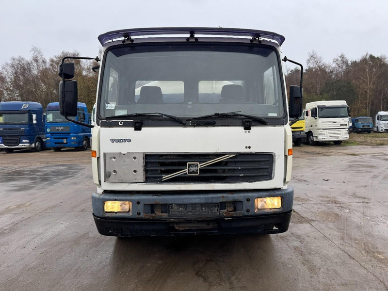 Volvo FL 6 - 220 (11000 L / 2 COMPARTMENTS / 18 TON / MANUAL GEARBOX / PERFECT) - Camião cisterna: foto 2 Volvo FL 6 - 220 (11000 L / 2 COMPARTMENTS / 18 TON / MANUAL GEARBOX / PERFECT) - Camião cisterna: foto 2