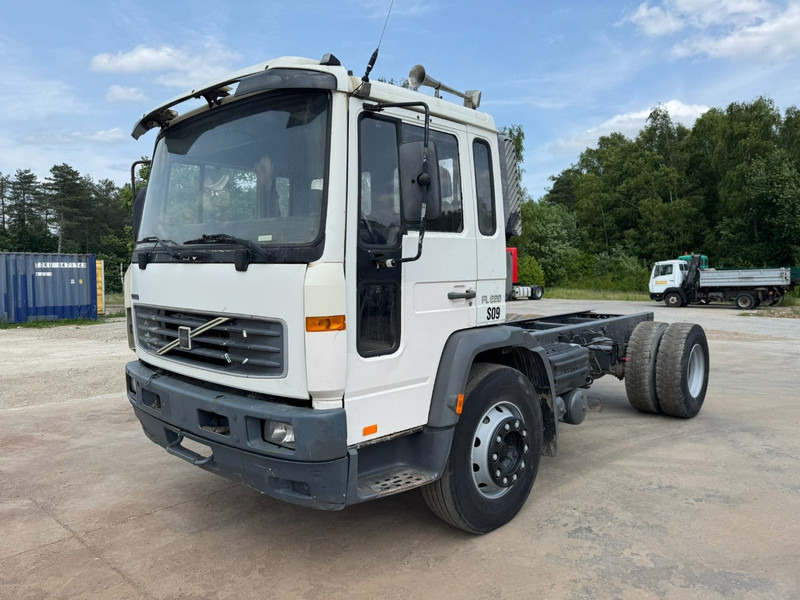 Volvo FL 6 - 220 (FULL STEEL SUSPENSION / MANUAL GEARBOX / PERFECT) - Camião chassi: foto 1 Volvo FL 6 - 220 (FULL STEEL SUSPENSION / MANUAL GEARBOX / PERFECT) - Camião chassi: foto 1