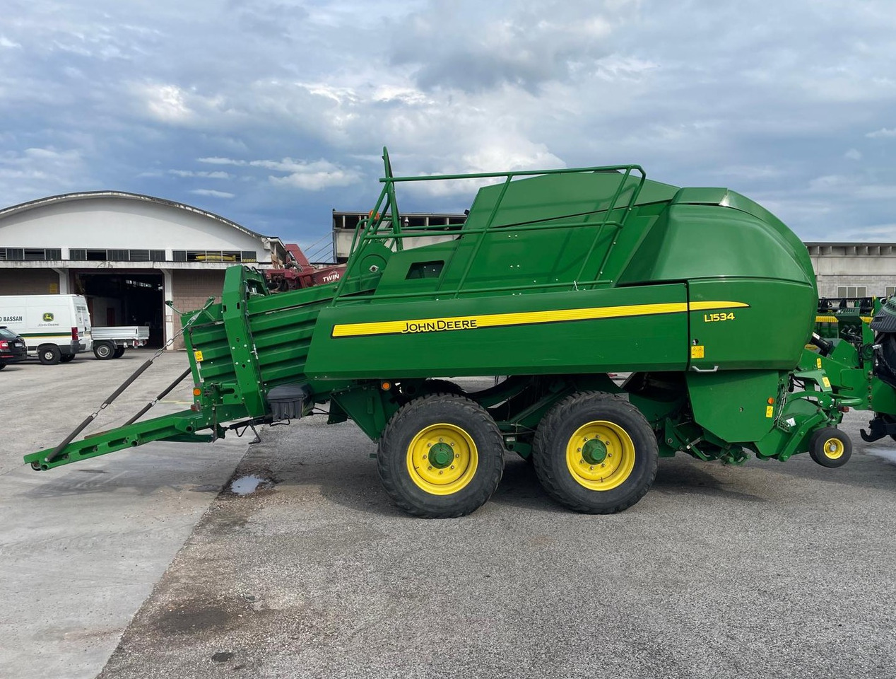 JOHN DEERE PRESSA L1534 - Enfardadeira de fardos quadrados: foto 2 JOHN DEERE PRESSA L1534 - Enfardadeira de fardos quadrados: foto 2