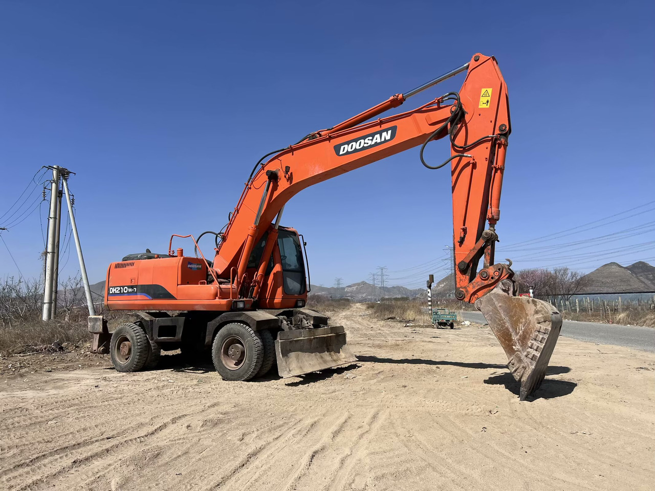 DOOSAN 210w - Escavadeira de rodas: foto 2 DOOSAN 210w - Escavadeira de rodas: foto 2