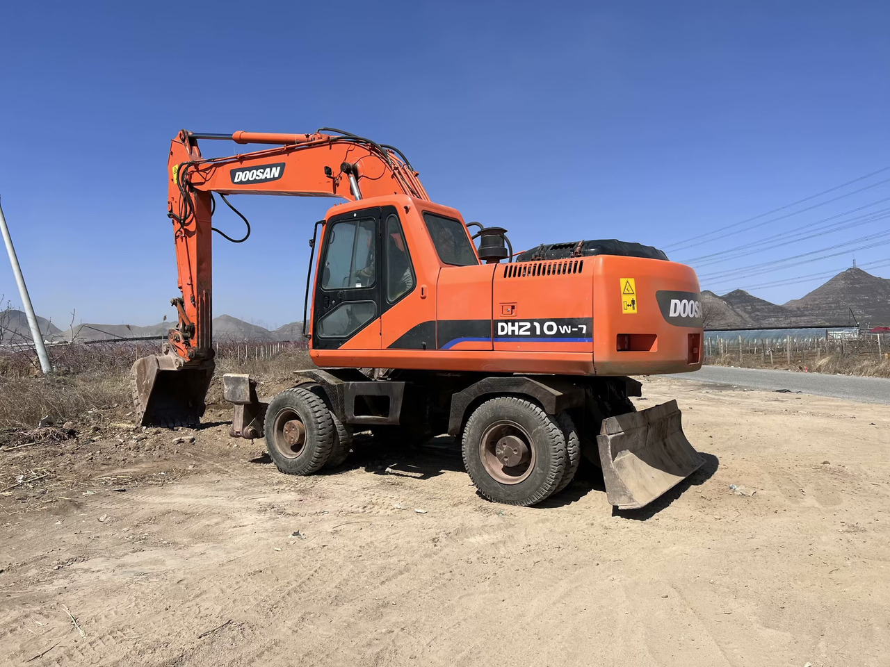 DOOSAN 210w - Escavadeira de rodas: foto 1 DOOSAN 210w - Escavadeira de rodas: foto 1