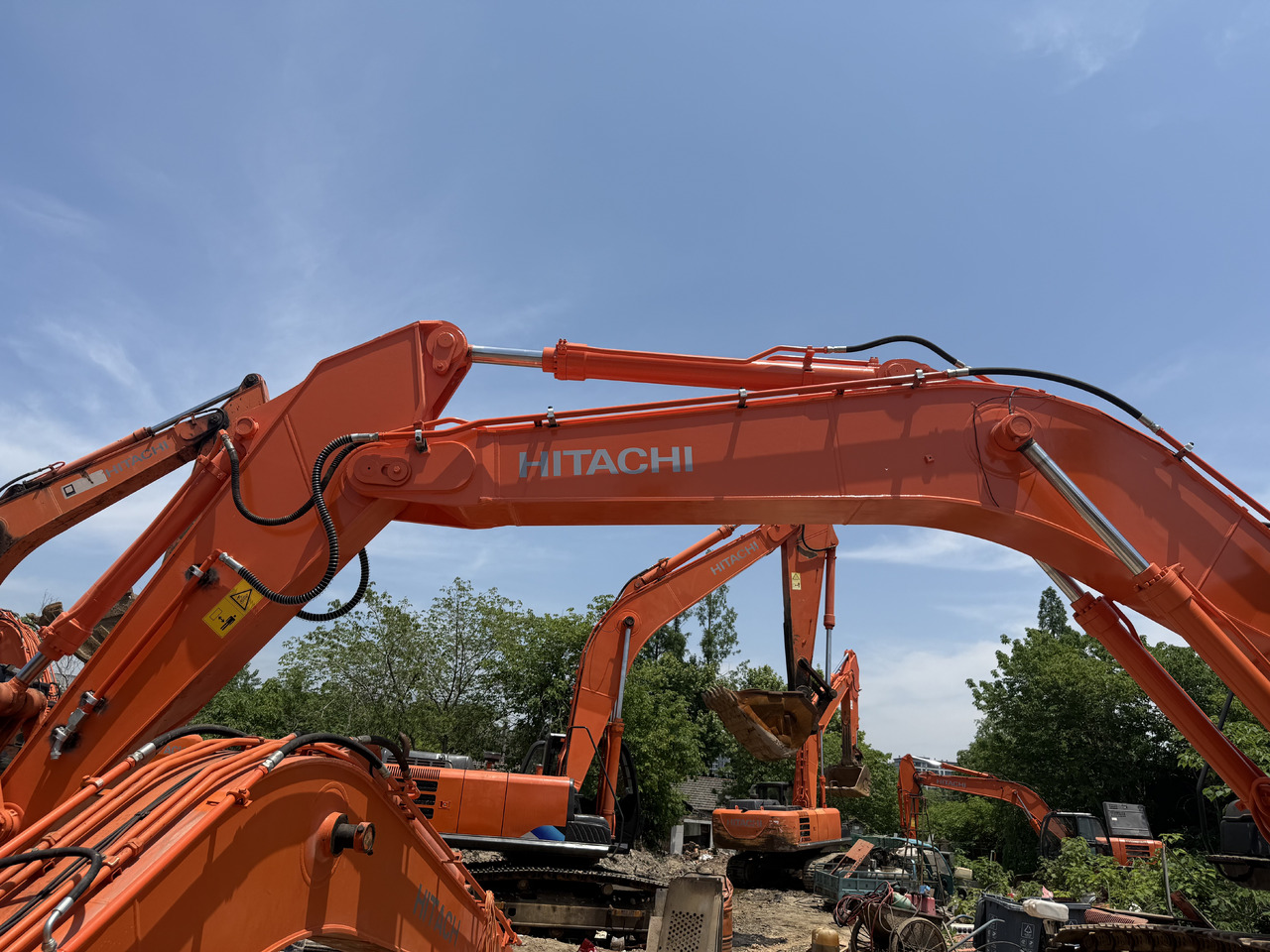 HITACHI Used 350-5g Excavator - Escavadeira de rodas: foto 1 HITACHI Used 350-5g Excavator - Escavadeira de rodas: foto 1