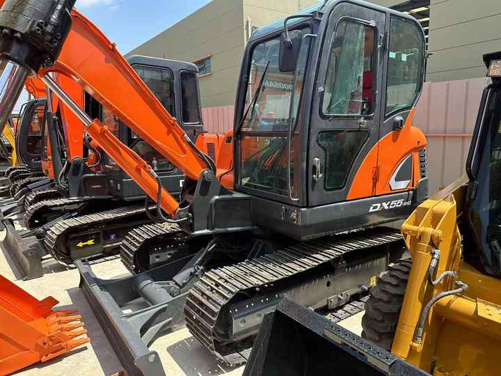Used Excavator Doosan DX55 Excavators Mini Equipment Earth Moving Machinery Doosan Digger Excavator for Sale - Escavadora de rastos: foto 2 Used Excavator Doosan DX55 Excavators Mini Equipment Earth Moving Machinery Doosan Digger Excavator for Sale - Escavadora de rastos: foto 2