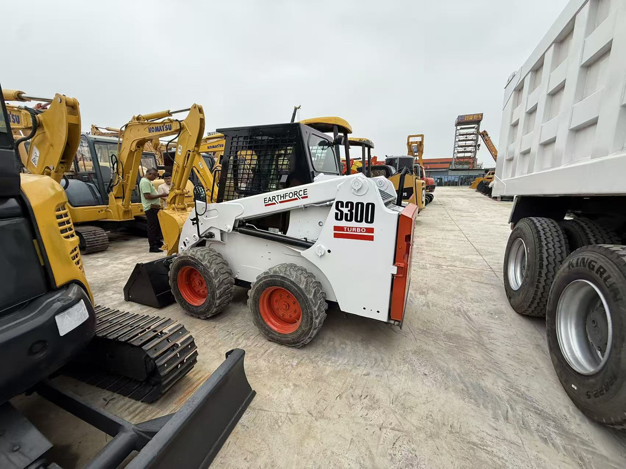 Bobcat s300 - Mini pá carregadora: foto 1 Bobcat s300 - Mini pá carregadora: foto 1