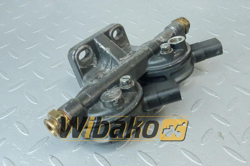Fuel filter bracket Iveco 98497762 - Filtro de combustível para Máquina de construção: foto 1 Fuel filter bracket Iveco 98497762 - Filtro de combustível para Máquina de construção: foto 1