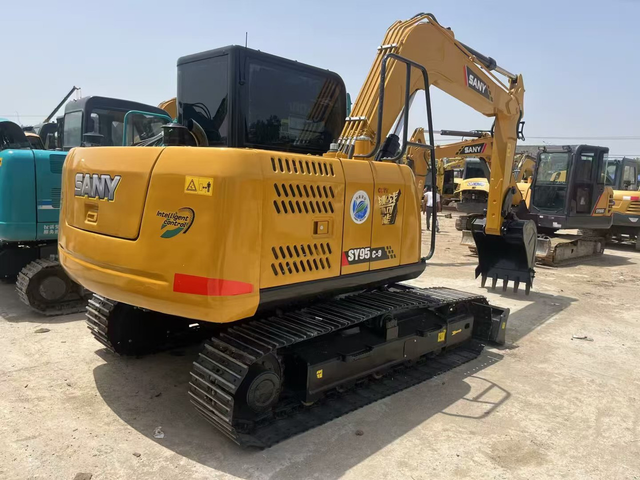 CATERPILLAR 323D2L - Escavadora de rastos: foto 1 CATERPILLAR 323D2L - Escavadora de rastos: foto 1