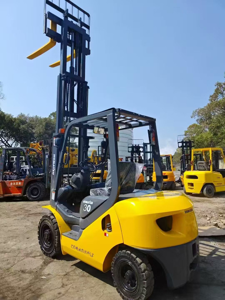 KOMATSU 3-ton - Plataforma de mastro vertical: foto 3 KOMATSU 3-ton - Plataforma de mastro vertical: foto 3