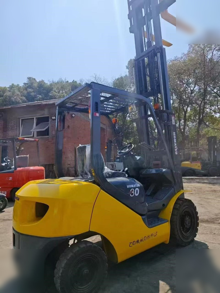 KOMATSU FD30-7 - Empilhador a gás: foto 4 KOMATSU FD30-7 - Empilhador a gás: foto 4