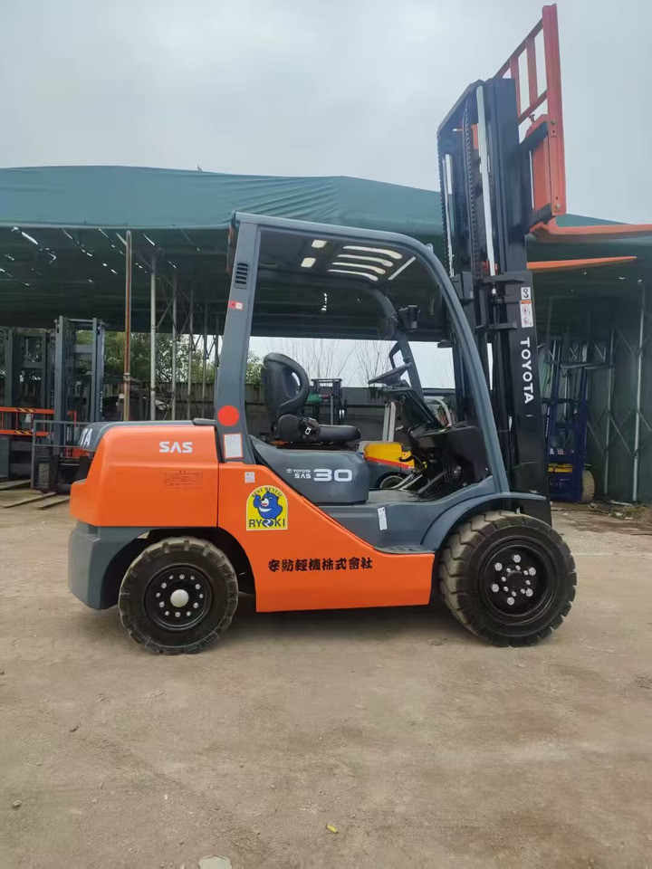 Toyata 3-ton - Plataforma de mastro vertical: foto 4 Toyata 3-ton - Plataforma de mastro vertical: foto 4