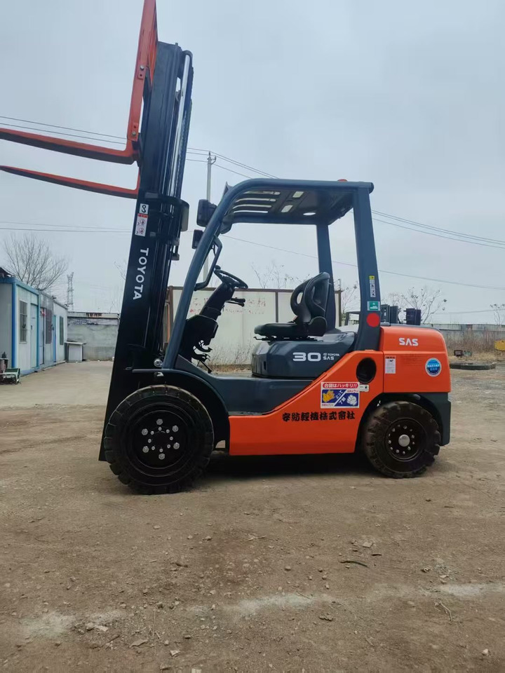 Toyata 3-ton - Plataforma de mastro vertical: foto 5 Toyata 3-ton - Plataforma de mastro vertical: foto 5