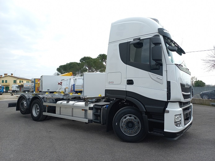 Camião transportador de contêineres/ Caixa móvel IVECO AS260S48: foto 6