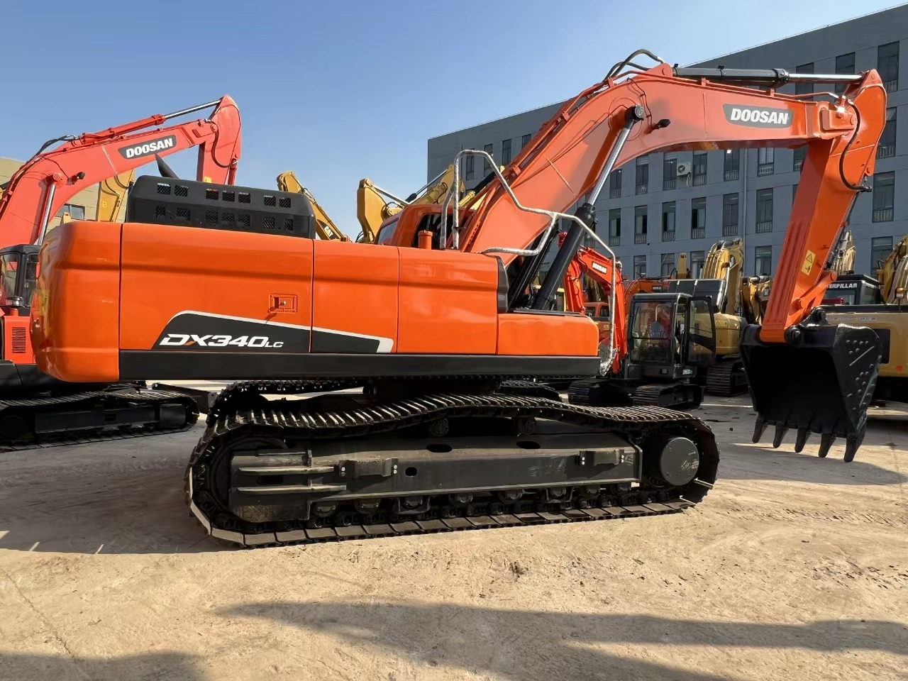 DOOSAN DX340 crawl excavator for sale in good price many units in stock - Escavadora de rastos: foto 4 DOOSAN DX340 crawl excavator for sale in good price many units in stock - Escavadora de rastos: foto 4