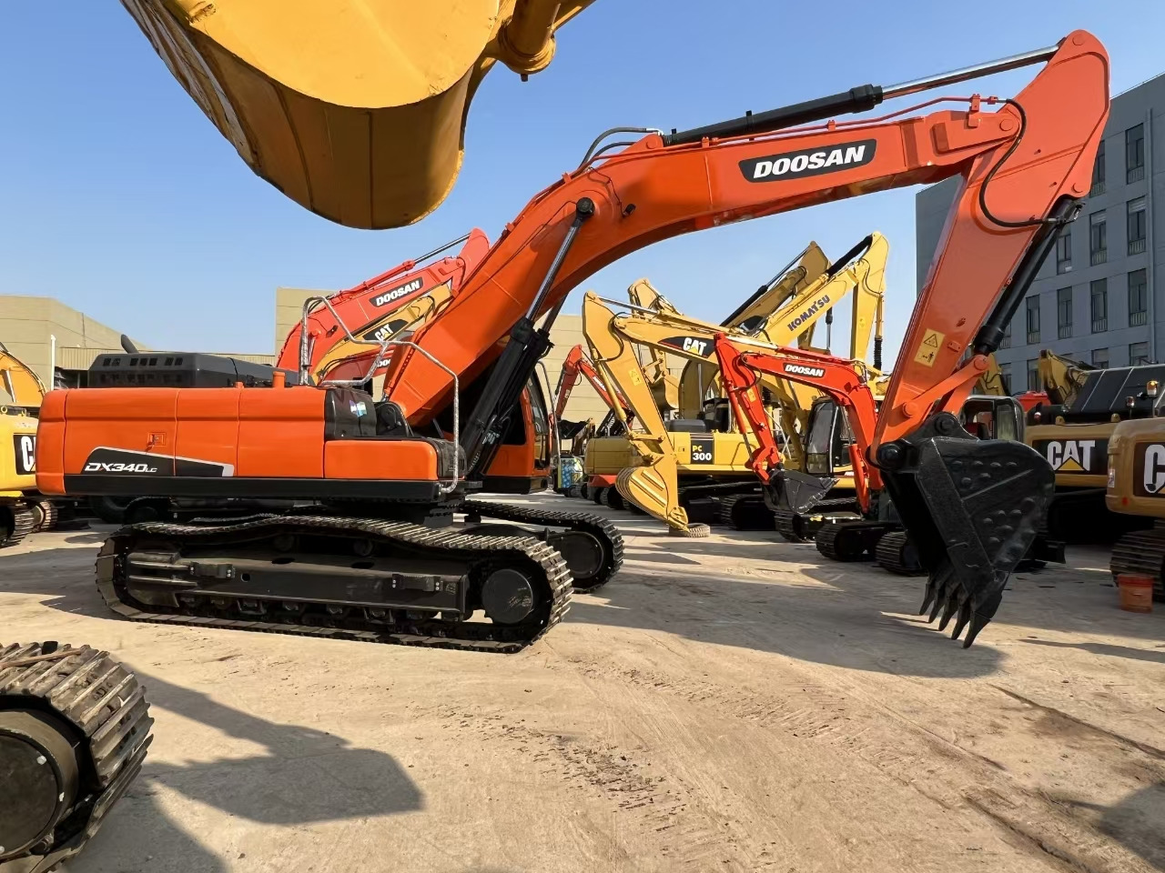 DOOSAN DX340 crawl excavator for sale in good price many units in stock - Escavadora de rastos: foto 5 DOOSAN DX340 crawl excavator for sale in good price many units in stock - Escavadora de rastos: foto 5