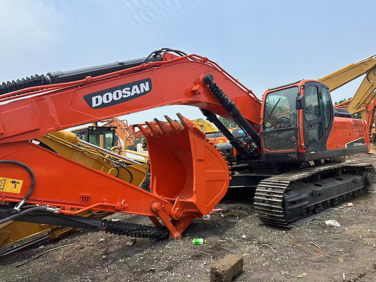 DOOSAN dx340 low working hours good price in stock for sale - Escavadora de rastos: foto 4 DOOSAN dx340 low working hours good price in stock for sale - Escavadora de rastos: foto 4