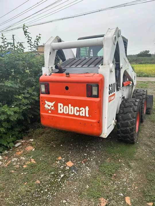 Second Hand BOBCAT S300 Skid-steer Loader with Very Good Performance Is for Sale at a Low Price - Mini pá carregadora: foto 4 Second Hand BOBCAT S300 Skid-steer Loader with Very Good Performance Is for Sale at a Low Price - Mini pá carregadora: foto 4