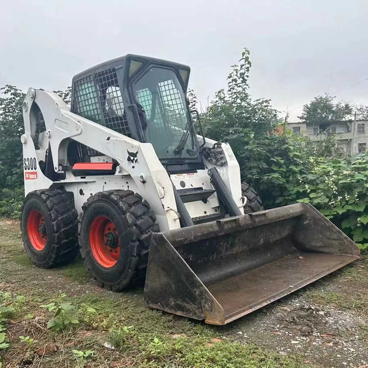 Second Hand BOBCAT S300 Skid-steer Loader with Very Good Performance Is for Sale at a Low Price - Mini pá carregadora: foto 1 Second Hand BOBCAT S300 Skid-steer Loader with Very Good Performance Is for Sale at a Low Price - Mini pá carregadora: foto 1