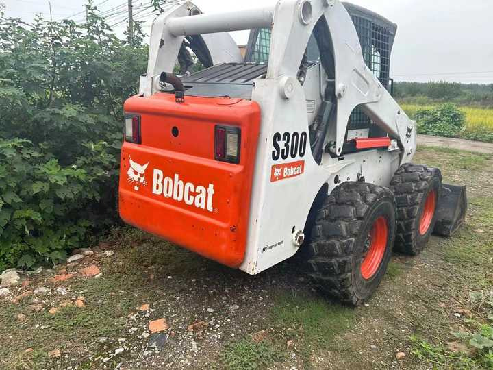 Second Hand BOBCAT S300 Skid-steer Loader with Very Good Performance Is for Sale at a Low Price - Mini pá carregadora: foto 5 Second Hand BOBCAT S300 Skid-steer Loader with Very Good Performance Is for Sale at a Low Price - Mini pá carregadora: foto 5